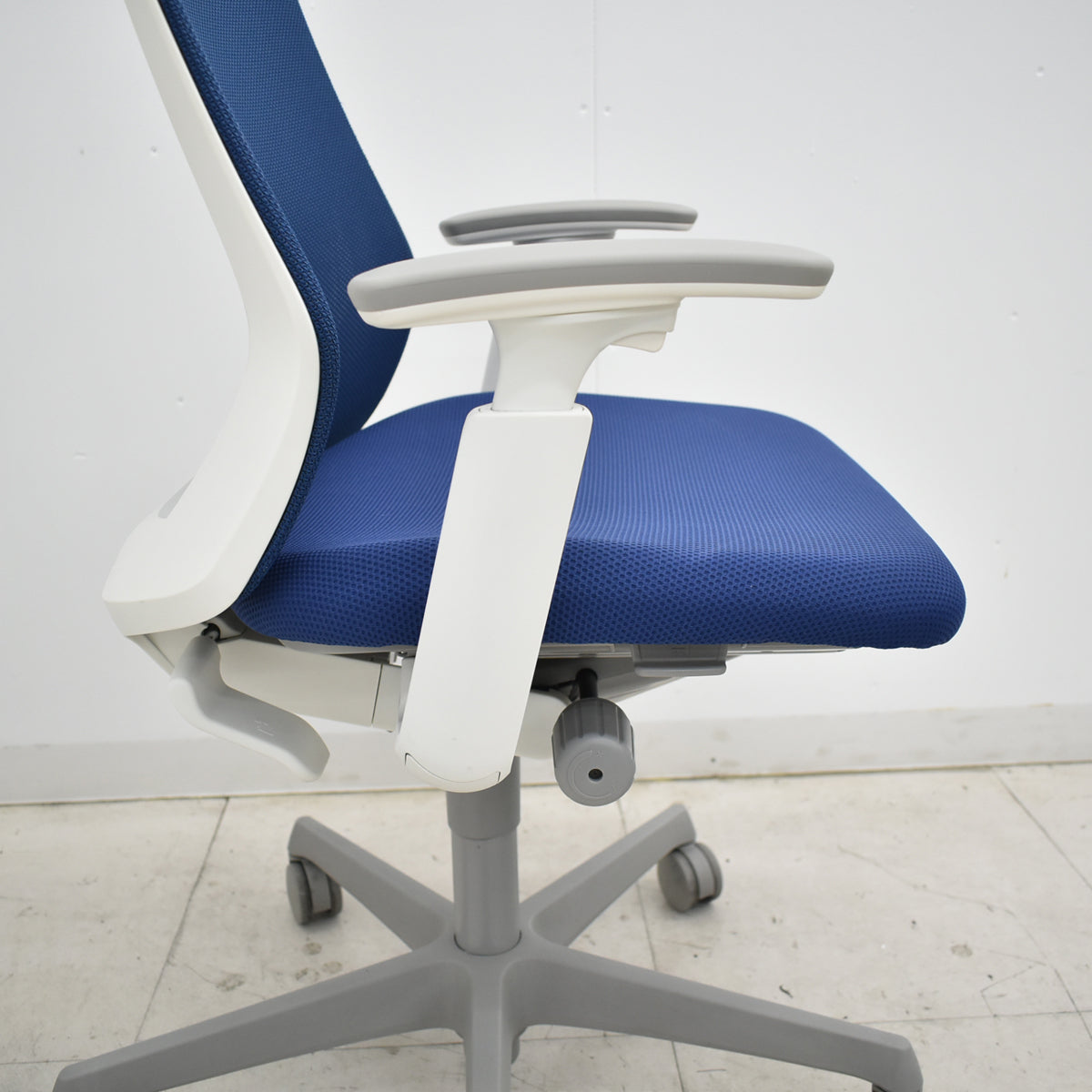 【中古】オカムラ　フルーエントチェア　ローバック　可動肘　2018年製　ホワイトフレーム　2025110601【中古オフィス家具】