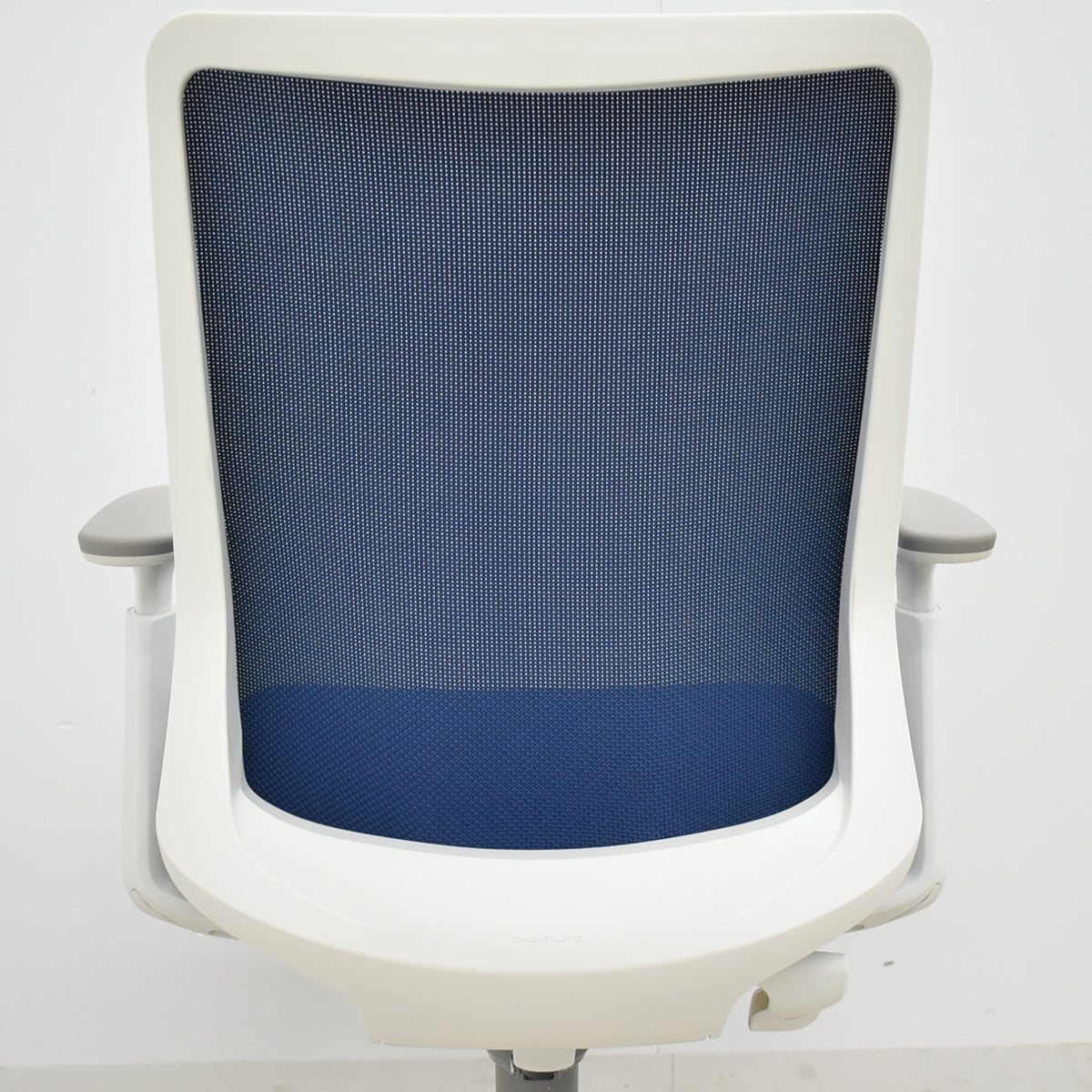 【中古】オカムラ　フルーエントチェア　ローバック　可動肘　2018年製　ホワイトフレーム　2025110601【中古オフィス家具】