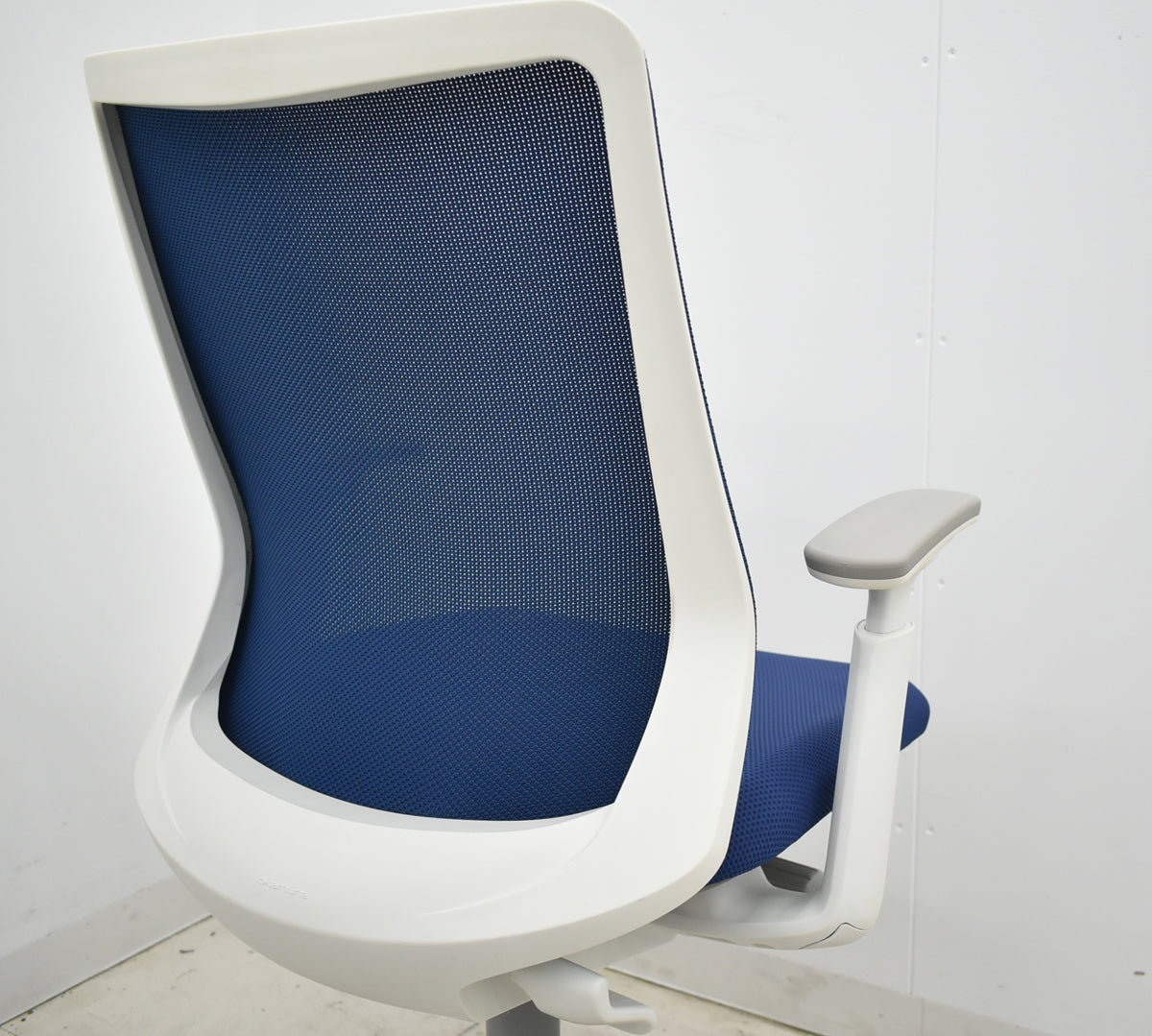 【中古】オカムラ　フルーエントチェア　ローバック　可動肘　2018年製　ホワイトフレーム　2025110601【中古オフィス家具】