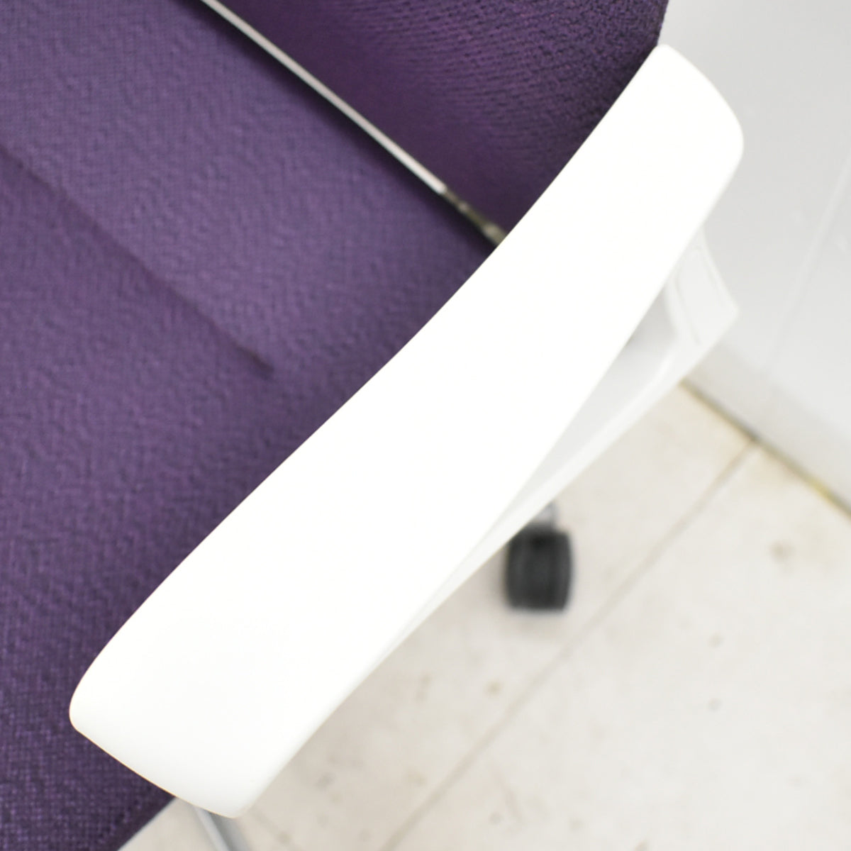 【中古】オカムラ　モードチェア　ローバック　固定肘　ポリッシュ　2025110602【中古オフィス家具】