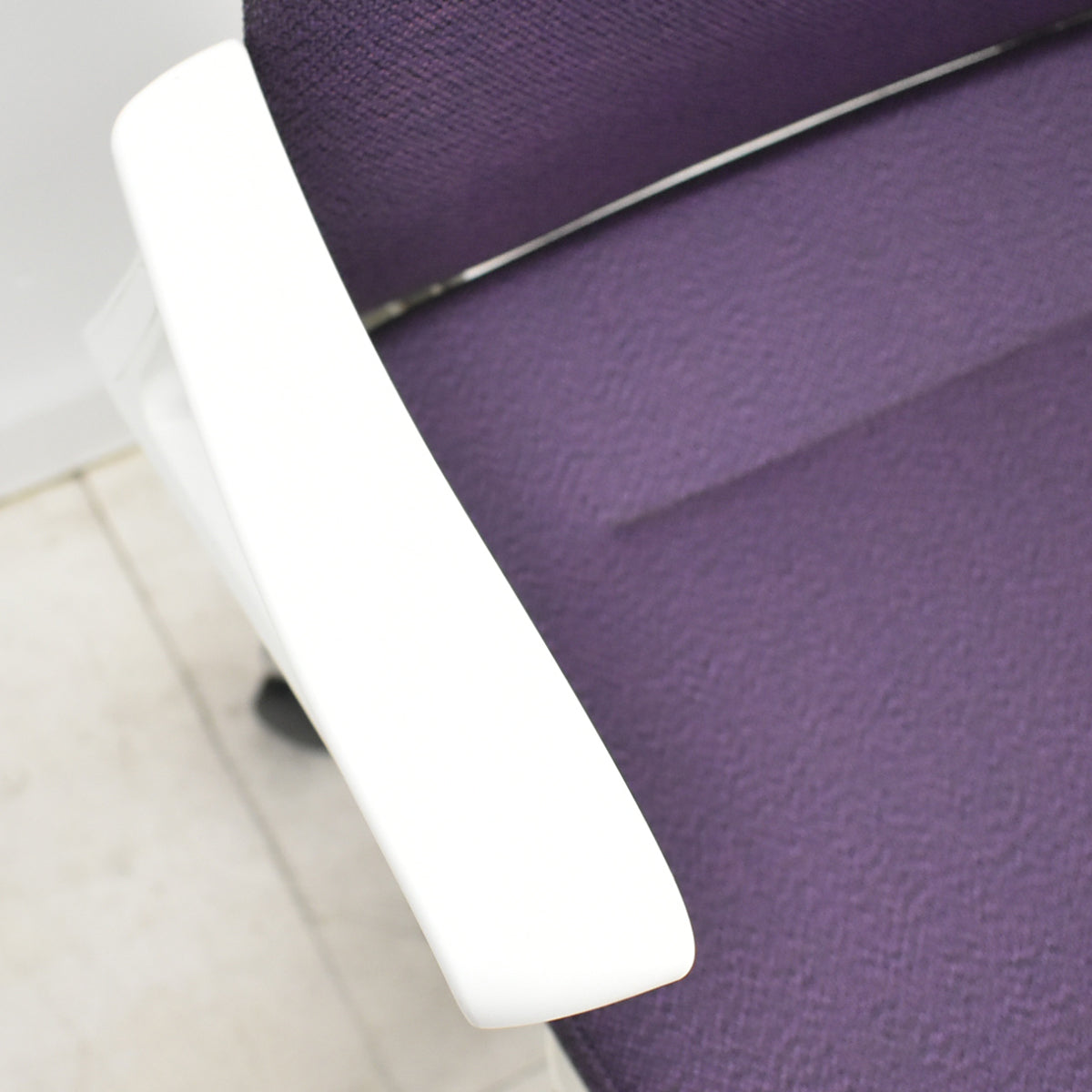 【中古】オカムラ　モードチェア　ローバック　固定肘　ポリッシュ　2025110602【中古オフィス家具】