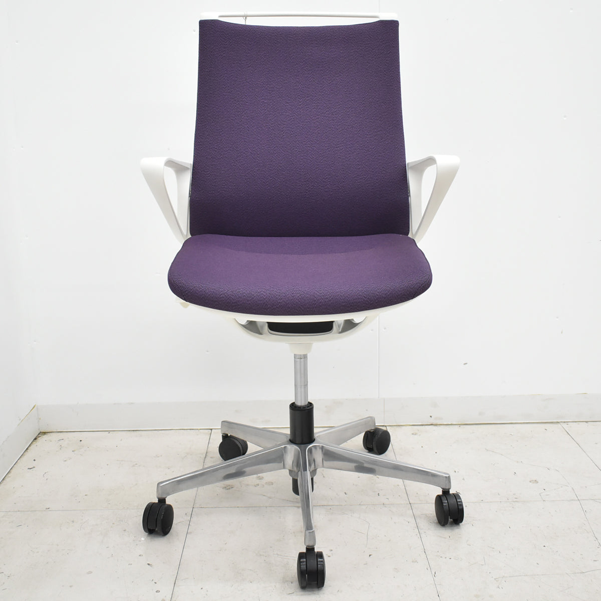 【中古】オカムラ　モードチェア　ローバック　固定肘　ポリッシュ　2025110602【中古オフィス家具】