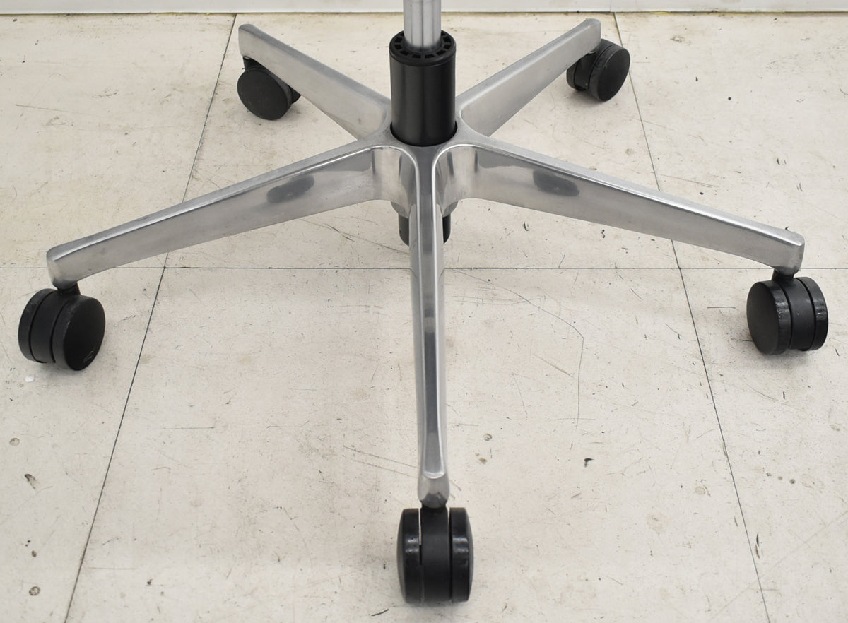 【中古】オカムラ　モードチェア　ローバック　固定肘　ポリッシュ　2025110602【中古オフィス家具】