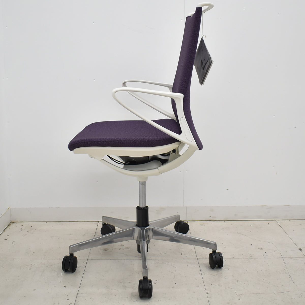 【中古】オカムラ　モードチェア　ローバック　固定肘　ポリッシュ　2025110602【中古オフィス家具】