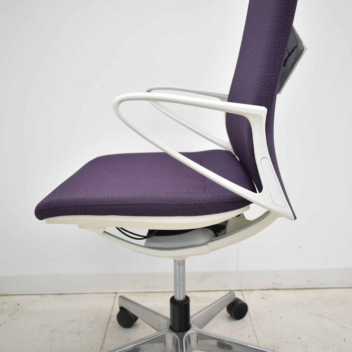 【中古】オカムラ　モードチェア　ローバック　固定肘　ポリッシュ　2025110602【中古オフィス家具】