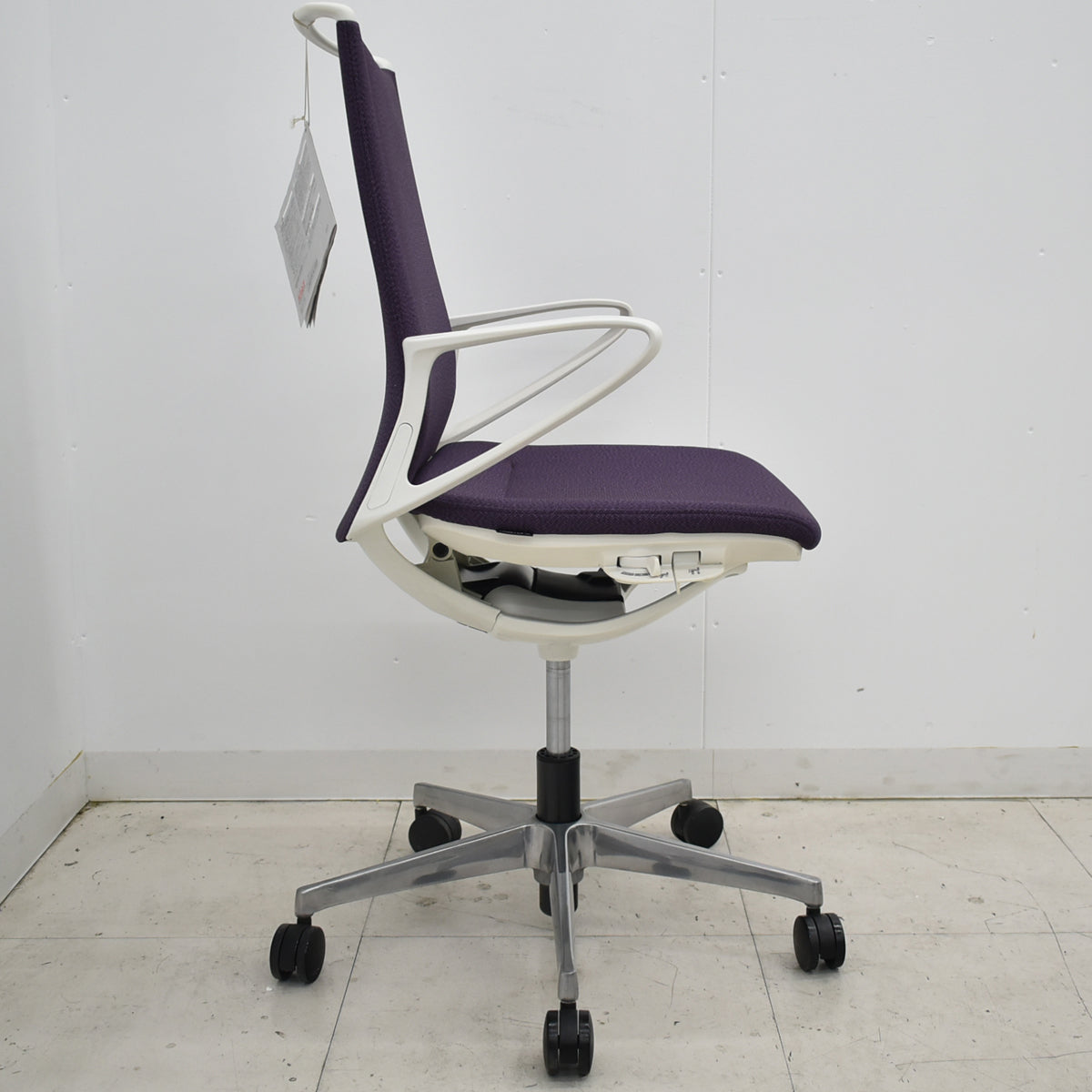 【中古】オカムラ　モードチェア　ローバック　固定肘　ポリッシュ　2025110602【中古オフィス家具】