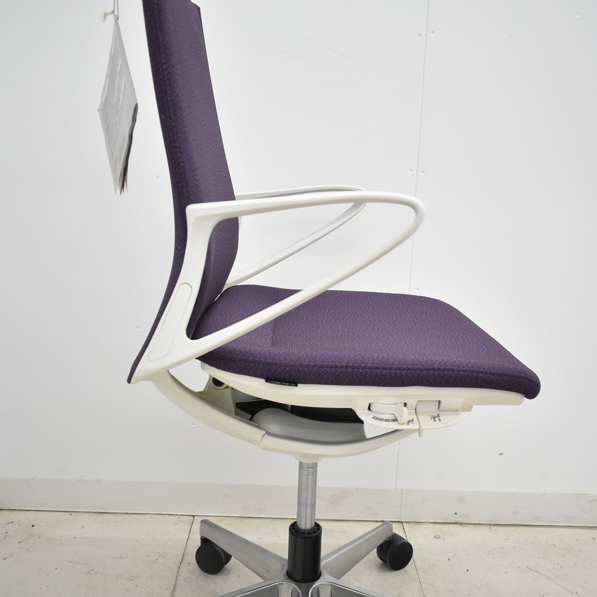 【中古】オカムラ　モードチェア　ローバック　固定肘　ポリッシュ　2025110602【中古オフィス家具】