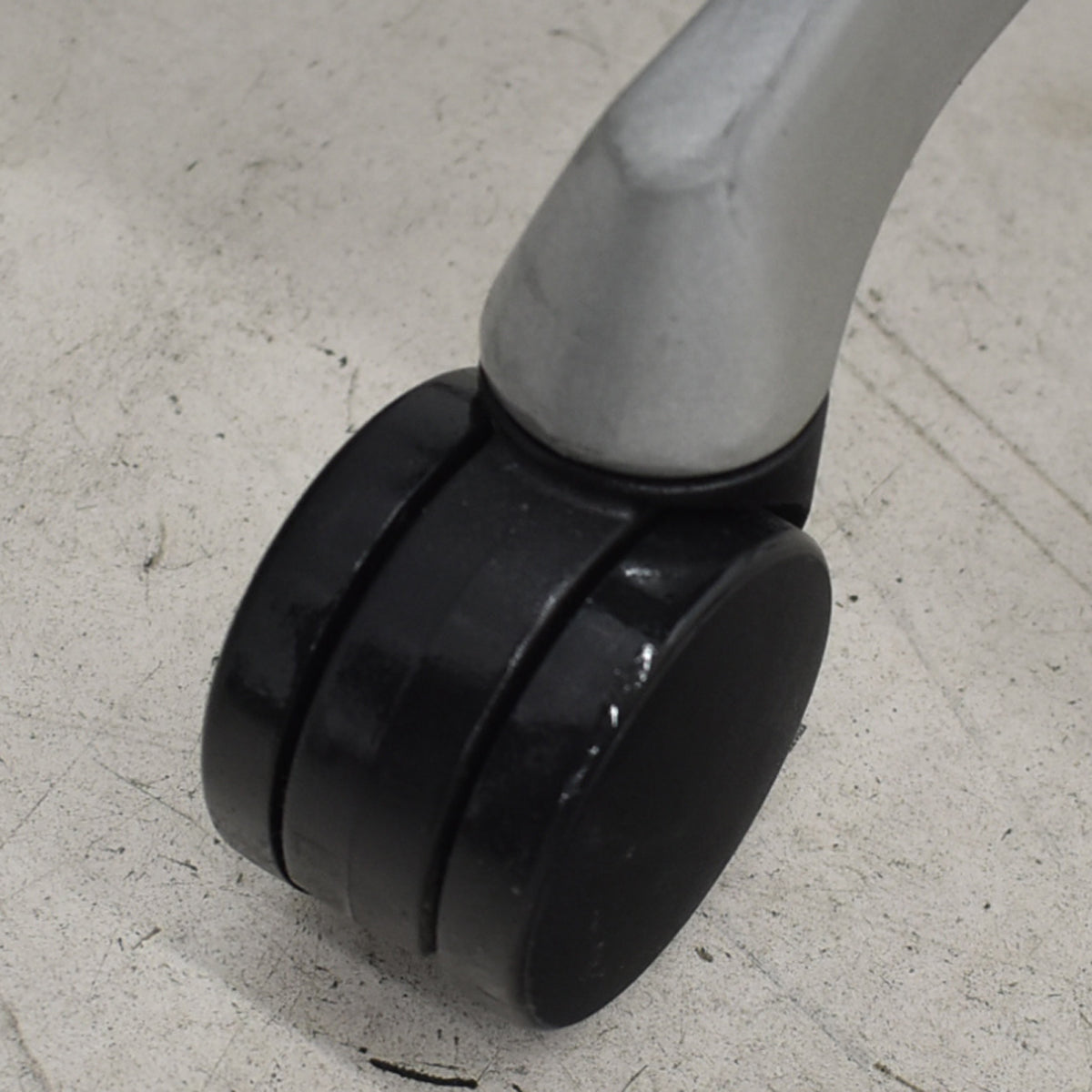 【中古】オカムラ　バロン　ハイバック　固定肘　ランバーサポート　シルバー脚　肘パッド新品交換済　2025110603【中古オフィス家具】