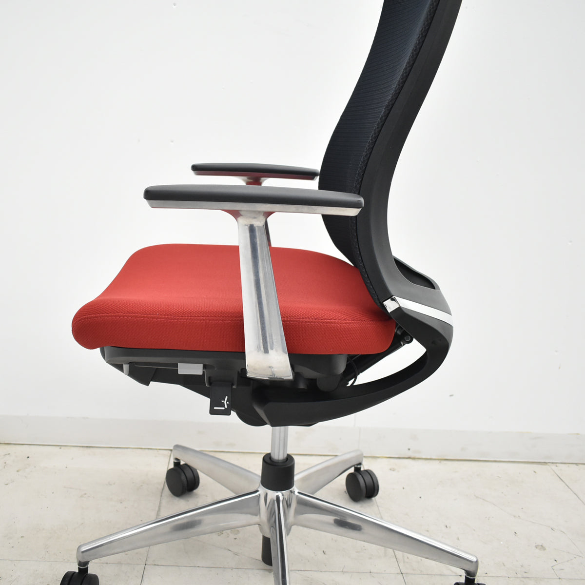 【中古】コクヨ　ベゼル　固定肘　ポリッシュ　2025110606【中古オフィス家具】