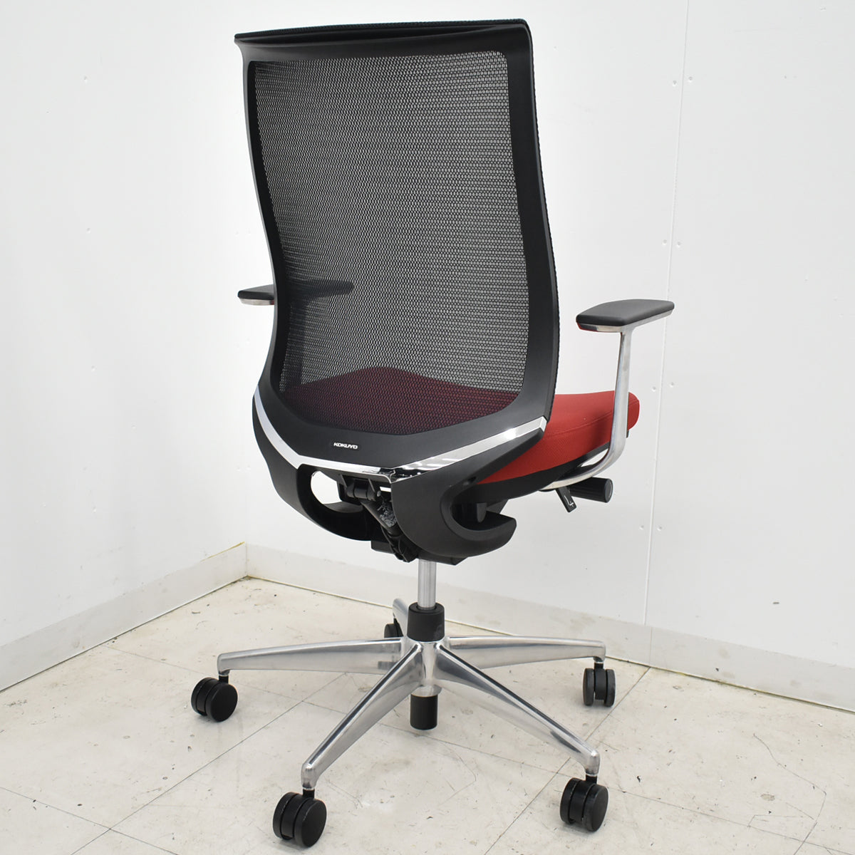 【中古】コクヨ　ベゼル　固定肘　ポリッシュ　2025110606【中古オフィス家具】