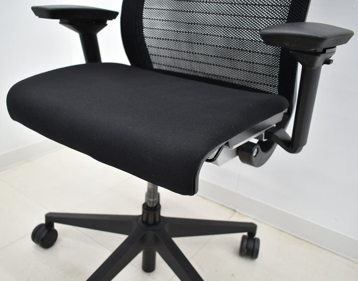 スチールケース Steelcase シンクチェア 可動肘 2023100205【中古