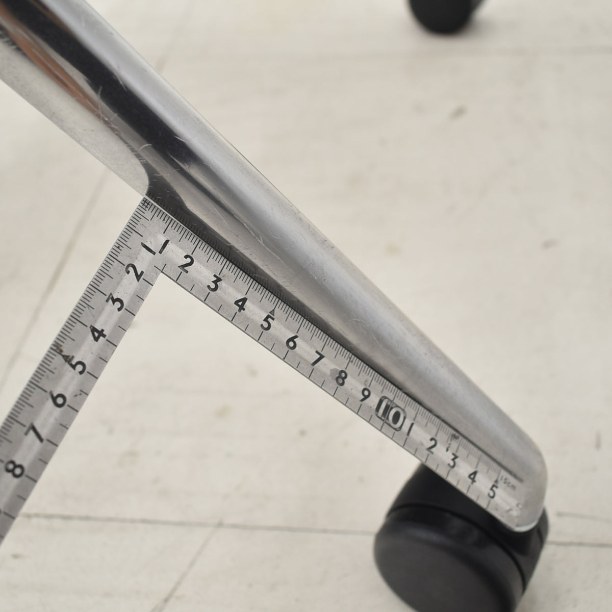 【中古】ヴィトラ　ユニックスチェア４レッグキャスターベース　W550　2024100104【中古オフィス家具】