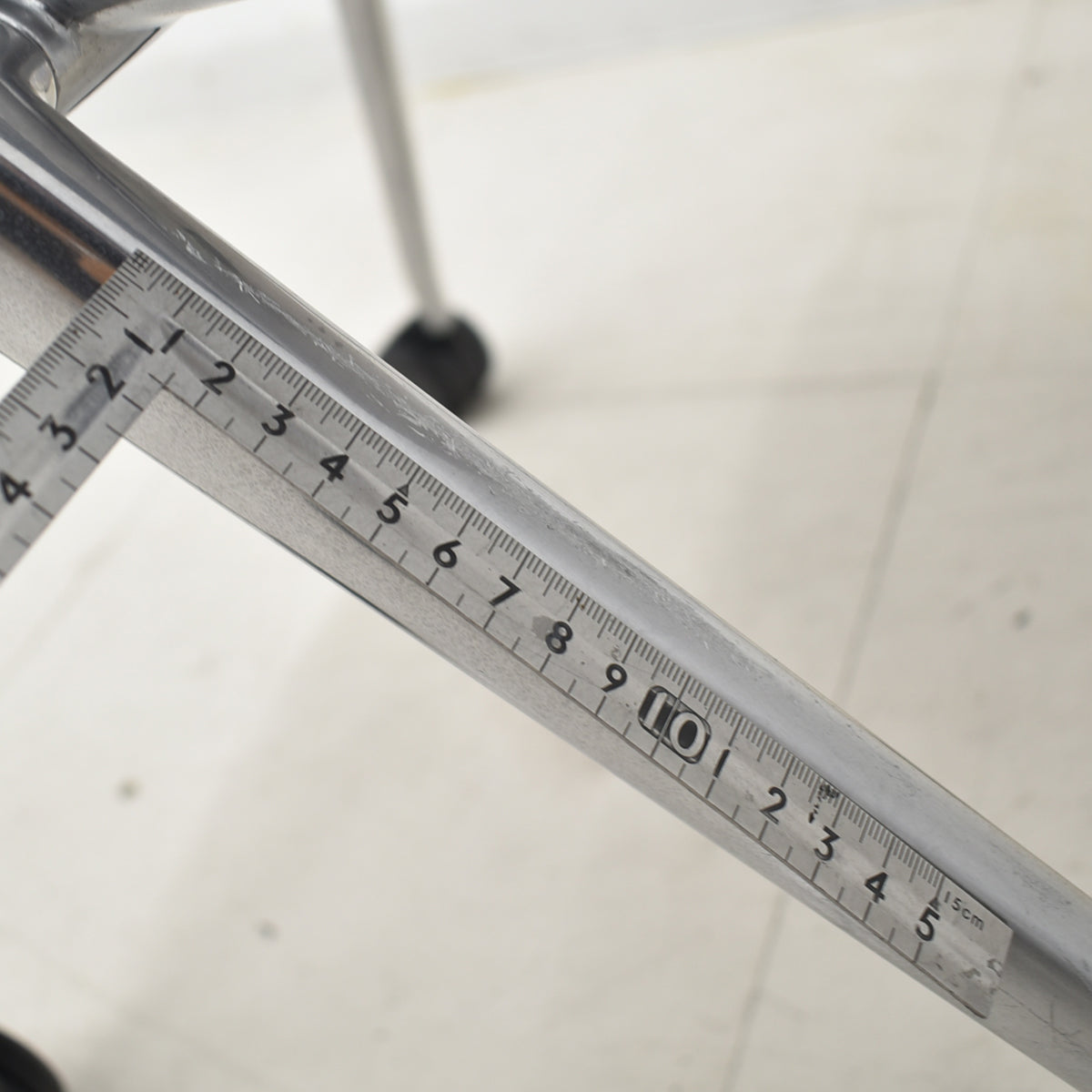 【中古】ヴィトラ　ユニックスチェア４レッグキャスターベース　W550　2024100104【中古オフィス家具】