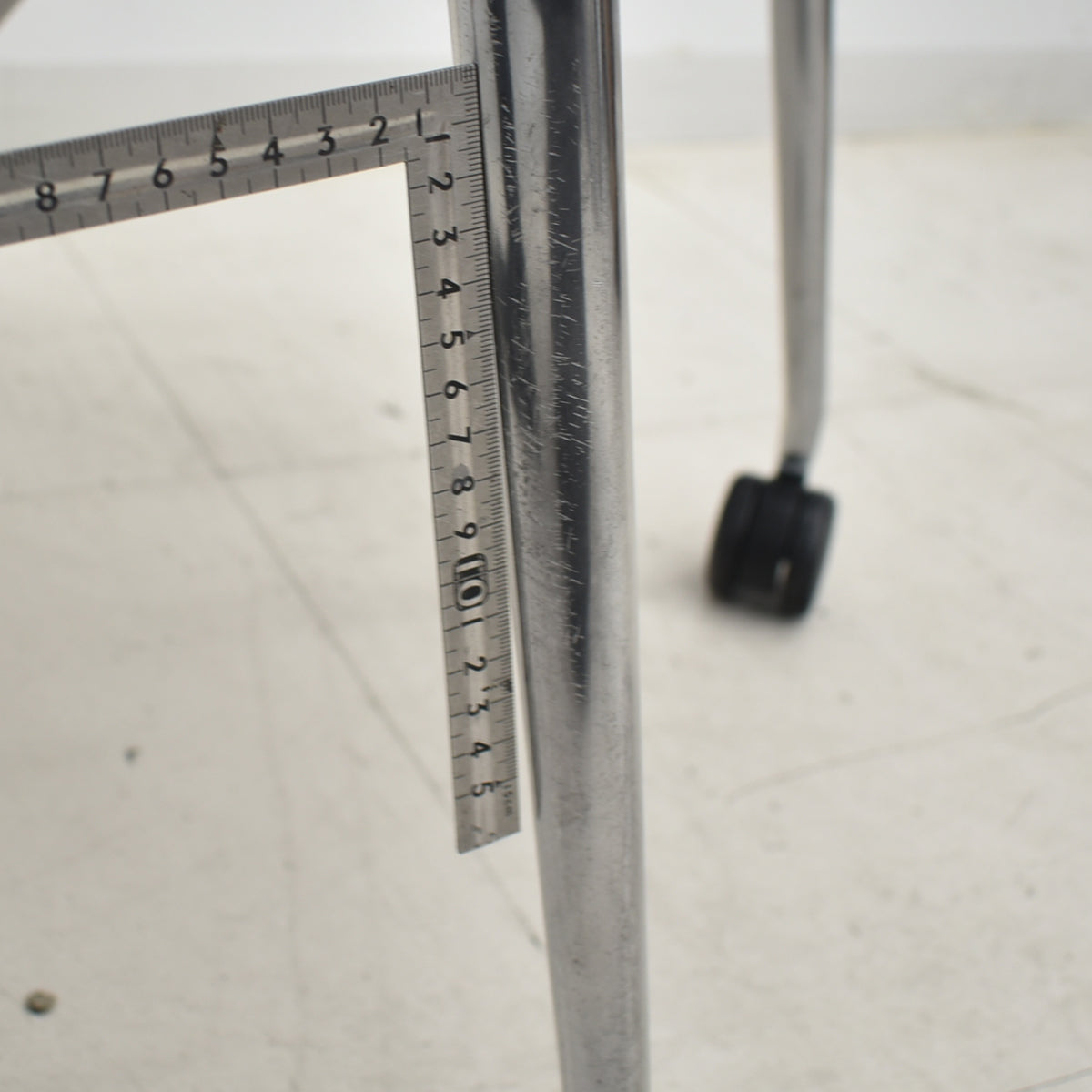 【中古】ヴィトラ　ユニックスチェア４レッグキャスターベース　W550　2024100104【中古オフィス家具】