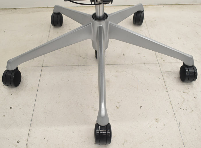 【中古】オカムラ　バロン　ローバック　可動肘　シルバー脚　2025072302【中古オフィス家具】