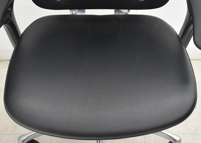 【中古】オカムラ　コンテッサ　可動肘　ランバーサポート　ポリッシュ　革張り　2025073001【中古オフィス家具】