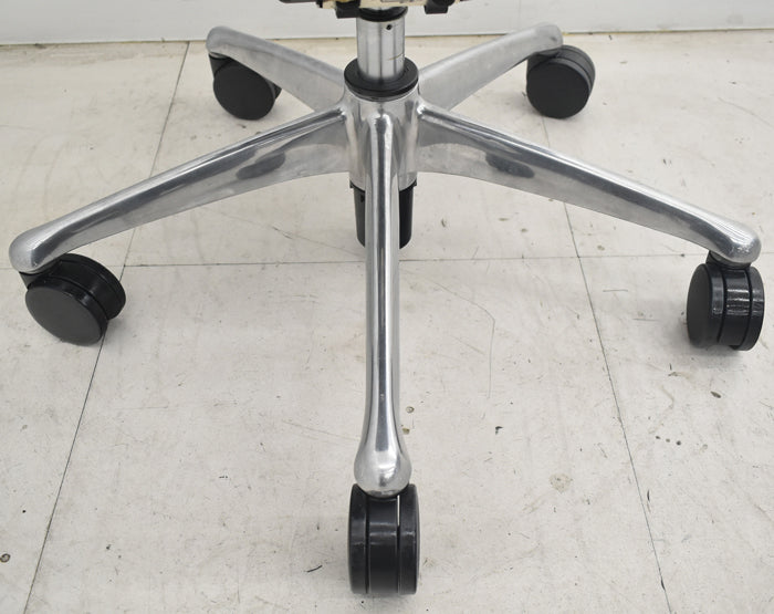 【中古】オカムラ　コンテッサ　可動肘　ランバーサポート　ポリッシュ　革張り　2025073001【中古オフィス家具】