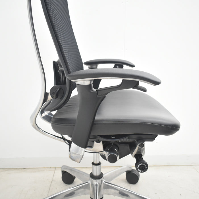 【中古】オカムラ　コンテッサ　可動肘　ランバーサポート　ポリッシュ　革張り　2025073001【中古オフィス家具】