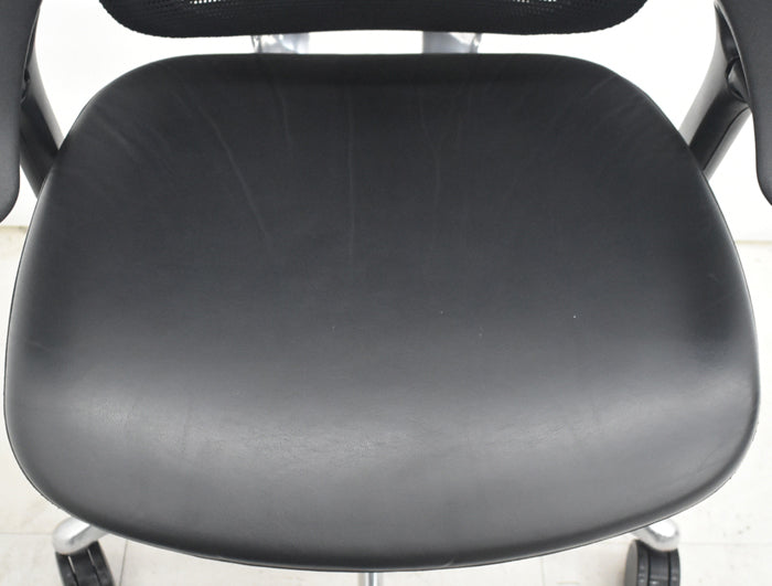 【中古】オカムラ　コンテッサ　可動肘　ランバーサポート　ポリッシュ　革張り　2025073002【中古オフィス家具】