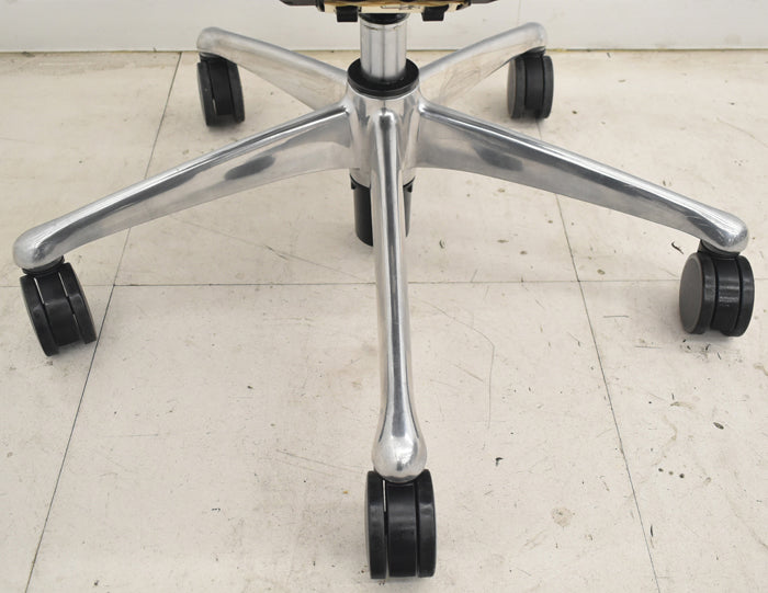 【中古】オカムラ　コンテッサ　可動肘　ランバーサポート　ポリッシュ　革張り　2025073002【中古オフィス家具】