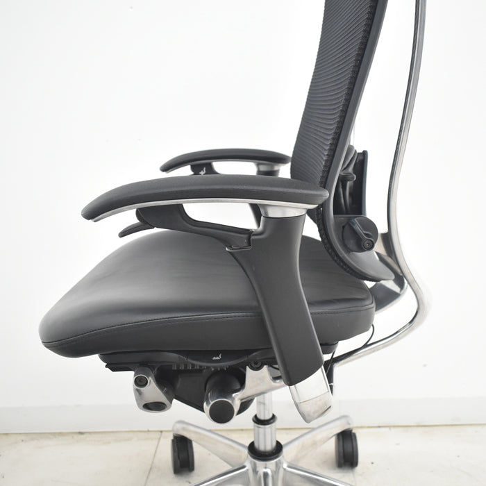 【中古】オカムラ　コンテッサ　可動肘　ランバーサポート　ポリッシュ　革張り　2025073002【中古オフィス家具】