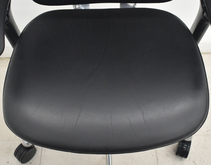 【中古】オカムラ　コンテッサ　可動肘　ランバーサポート　ポリッシュ　革張り　2025073003【中古オフィス家具】