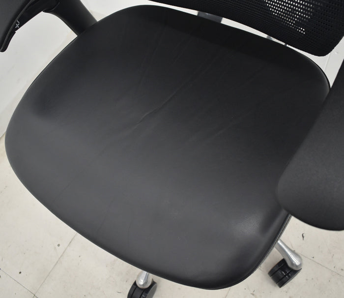 【中古】オカムラ　コンテッサ　可動肘　ランバーサポート　ポリッシュ　革張り　2025073003【中古オフィス家具】