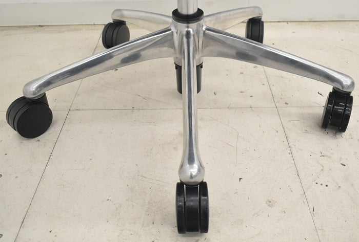 【中古】オカムラ　コンテッサ　可動肘　ランバーサポート　ポリッシュ　革張り　2025073003【中古オフィス家具】