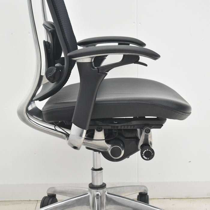 【中古】オカムラ　コンテッサ　可動肘　ランバーサポート　ポリッシュ　革張り　2025073003【中古オフィス家具】