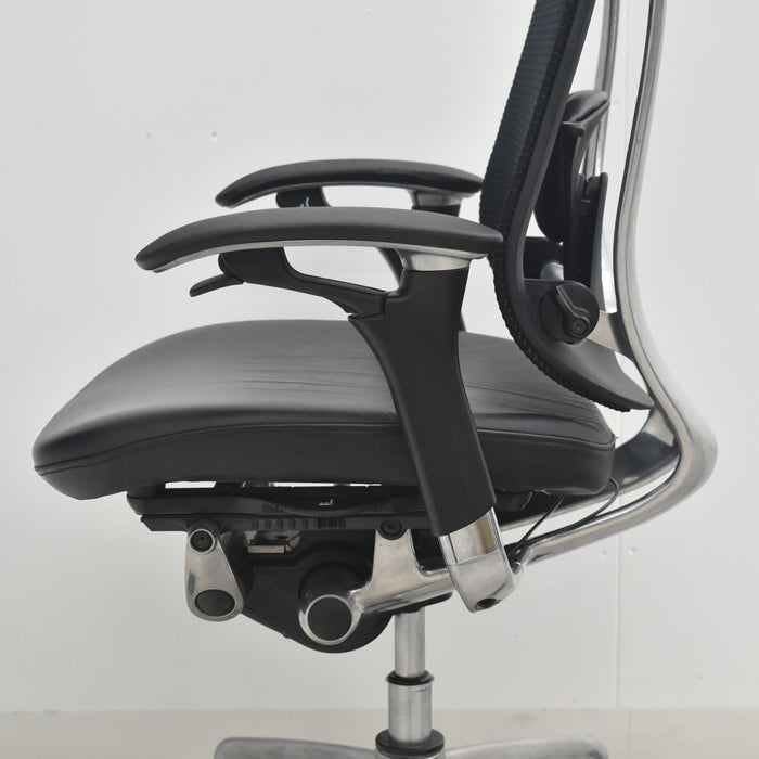 【中古】オカムラ　コンテッサ　可動肘　ランバーサポート　ポリッシュ　革張り　2025073004【中古オフィス家具】