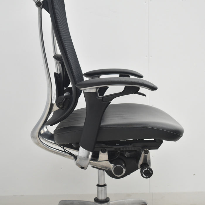 【中古】オカムラ　コンテッサ　可動肘　ランバーサポート　ポリッシュ　革張り　2025073004【中古オフィス家具】
