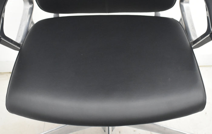 【中古】オカムラ　デューク　エクストラハイバック　可動ヘッドレスト　固定肘　アルミポリッシュ　ランバーサポート　革張り　2025073104【中古オフィス家具】