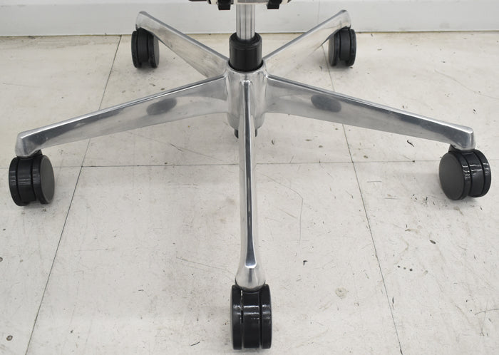 【中古】オカムラ　デューク　エクストラハイバック　可動ヘッドレスト　固定肘　アルミポリッシュ　ランバーサポート　革張り　2025073104【中古オフィス家具】