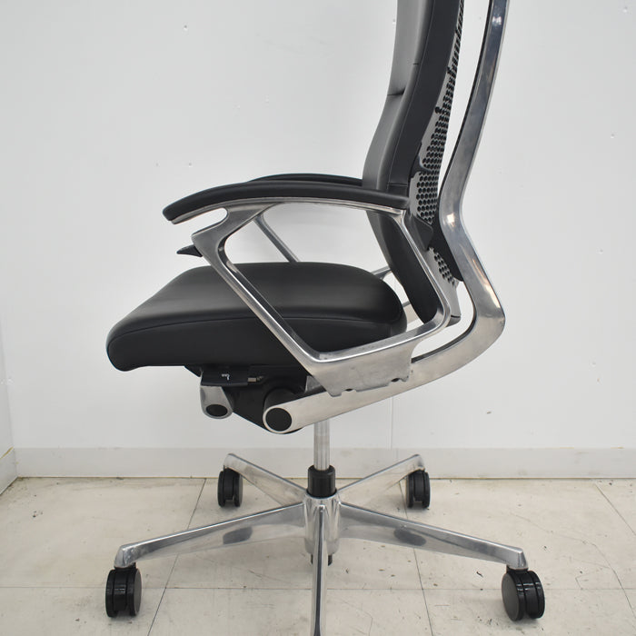 【中古】オカムラ　デューク　エクストラハイバック　可動ヘッドレスト　固定肘　アルミポリッシュ　ランバーサポート　革張り　2025073104【中古オフィス家具】
