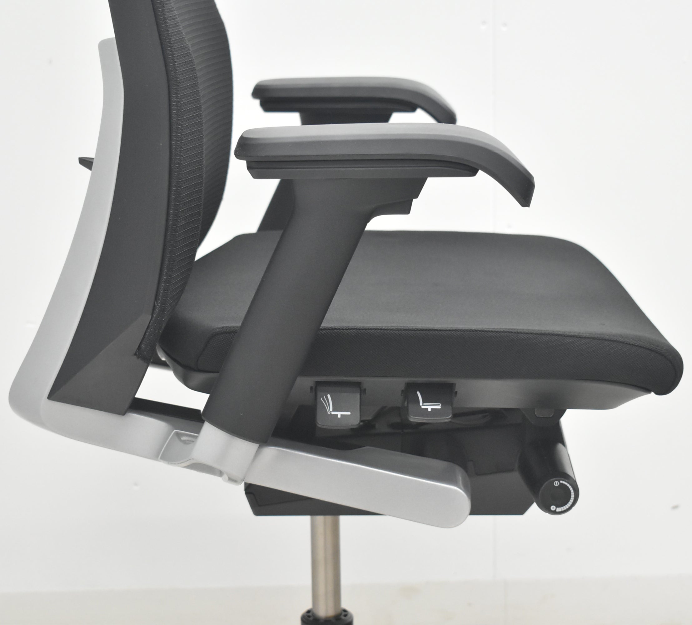 【中古】イトーキ　ヴェント　ハイバック　可動肘　オートマチックランバーテンション　シルバー脚　2025080101【中古オフィス家具】