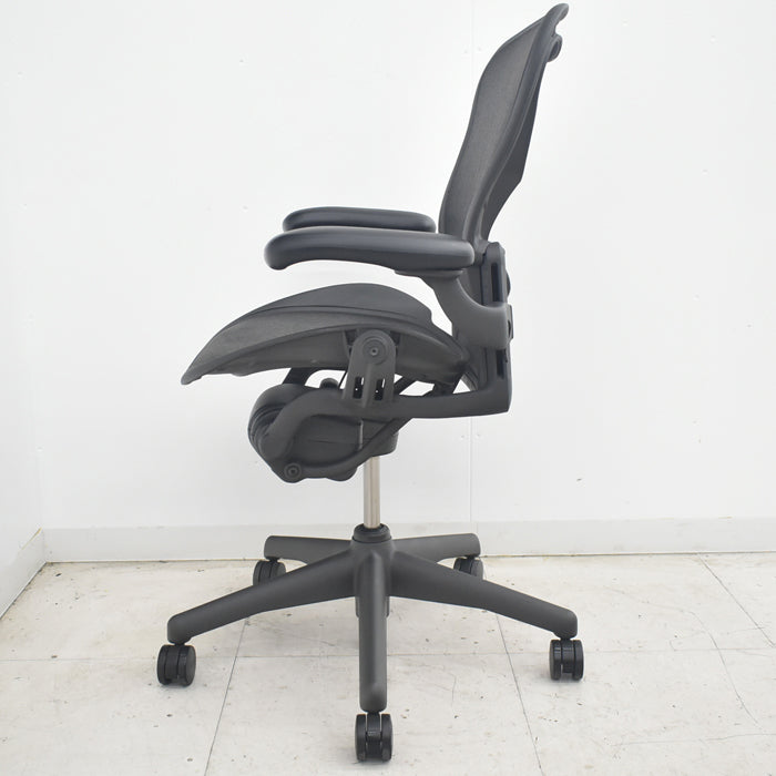 【中古】ハーマンミラー　アーロンチェア　Bサイズ　可動肘　ランバーサポート　2025082803【中古オフィス家具】