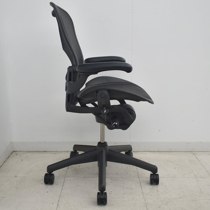 【中古】ハーマンミラー　アーロンチェア　Bサイズ　可動肘　ランバーサポート　2025082803【中古オフィス家具】
