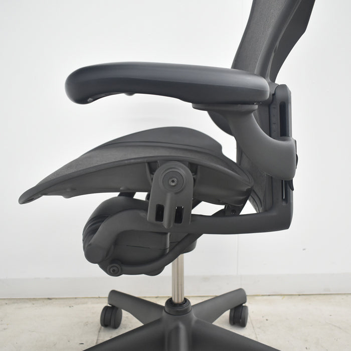 【中古】ハーマンミラー　アーロンチェア　Bサイズ　可動肘　ランバーサポート　2025082803【中古オフィス家具】