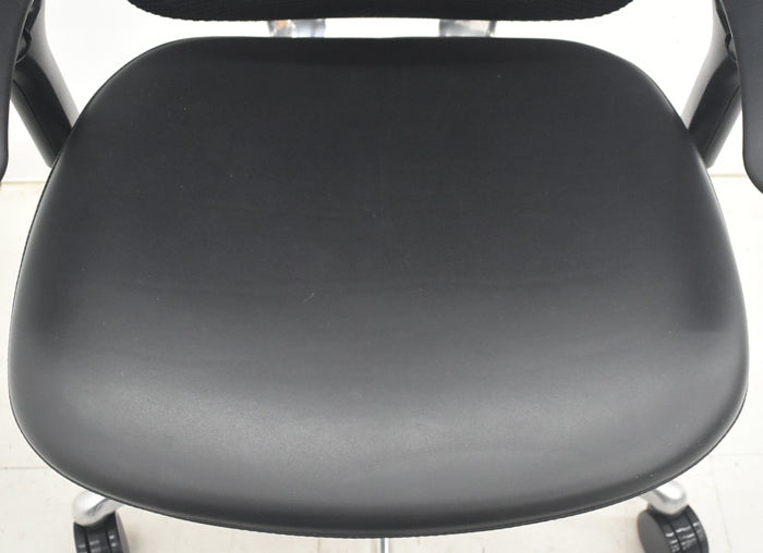 【中古】オカムラ　コンテッサ　可動肘　ランバーサポート　ポリッシュ　革張り　2025090202【中古オフィス家具】
