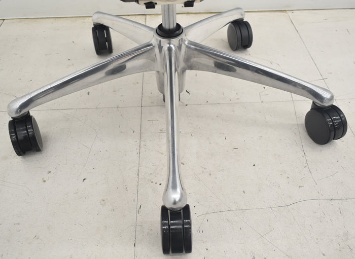【中古】オカムラ　コンテッサ　可動肘　ランバーサポート　ポリッシュ　革張り　2025090202【中古オフィス家具】