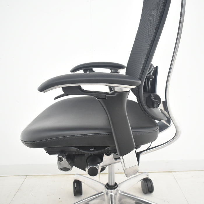 【中古】オカムラ　コンテッサ　可動肘　ランバーサポート　ポリッシュ　革張り　2025090202【中古オフィス家具】