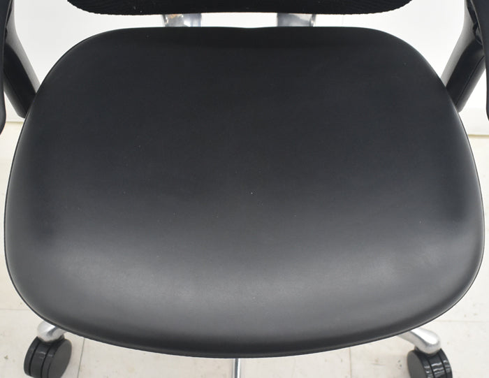 【中古】オカムラ　コンテッサ　可動肘　ランバーサポート　ポリッシュ　革張り　2025090203【中古オフィス家具】