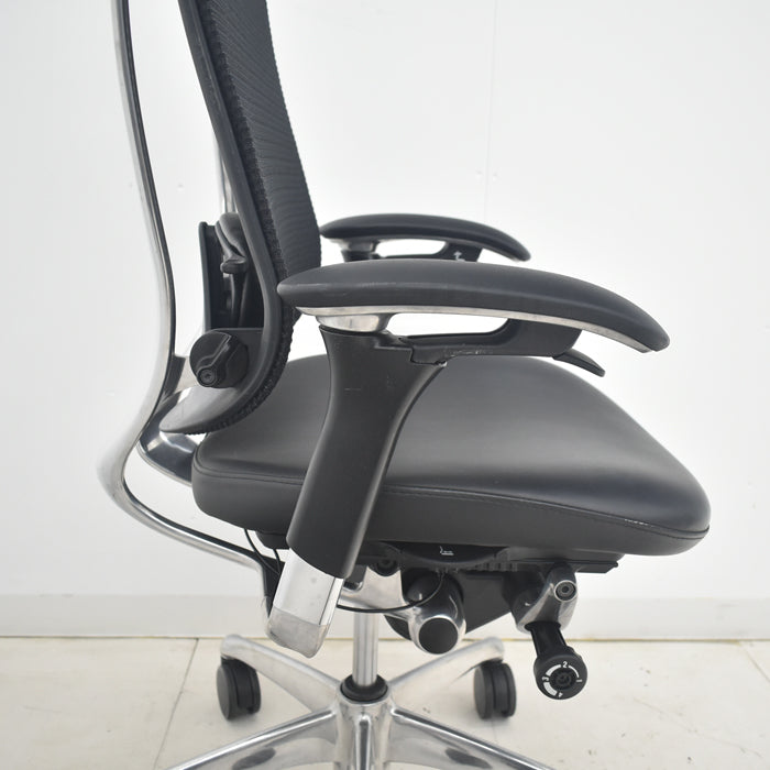 【中古】オカムラ　コンテッサ　可動肘　ランバーサポート　ポリッシュ　革張り　2025090203【中古オフィス家具】