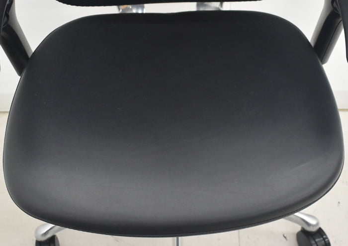 【中古】オカムラ　コンテッサ　可動肘　ランバーサポート　ポリッシュ　革張り　2025090204【中古オフィス家具】