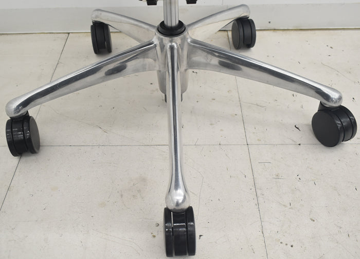 【中古】オカムラ　コンテッサ　可動肘　ランバーサポート　ポリッシュ　革張り　2025090204【中古オフィス家具】