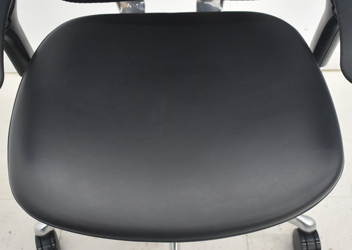 【中古】オカムラ　コンテッサ　可動肘　ランバーサポート　ポリッシュ　革張り　2025090205【中古オフィス家具】