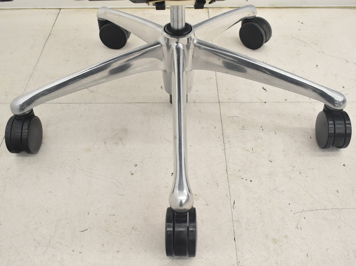 【中古】オカムラ　コンテッサ　大型ヘッドレスト　可動肘　アルミポリッシュ　革張り　2025090206【中古オフィス家具】