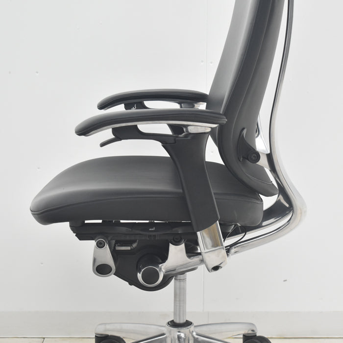 【中古】オカムラ　コンテッサ　大型ヘッドレスト　可動肘　アルミポリッシュ　革張り　2025090206【中古オフィス家具】