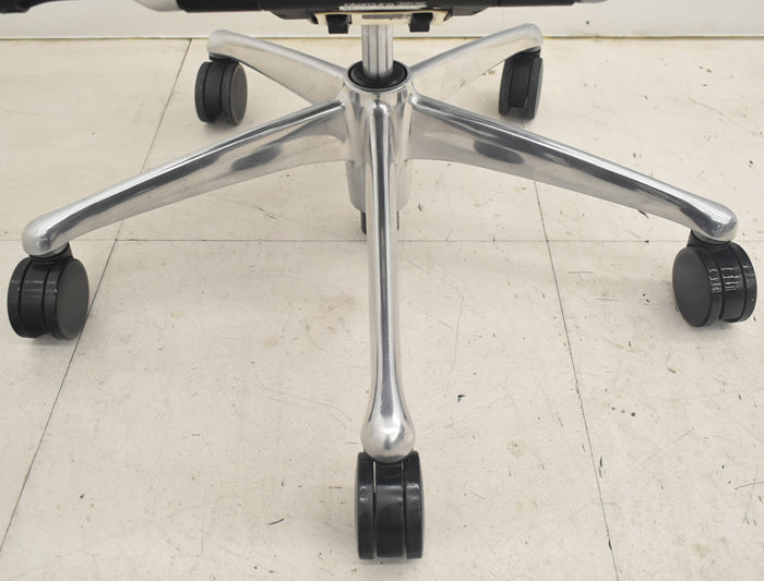 【中古】オカムラ　コンテッサ　大型ヘッドレスト　可動肘　アルミポリッシュ　革張り　2025090207【中古オフィス家具】