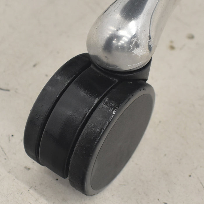 【中古】オカムラ　コンテッサ　大型ヘッドレスト　可動肘　アルミポリッシュ　革張り　2025090207【中古オフィス家具】
